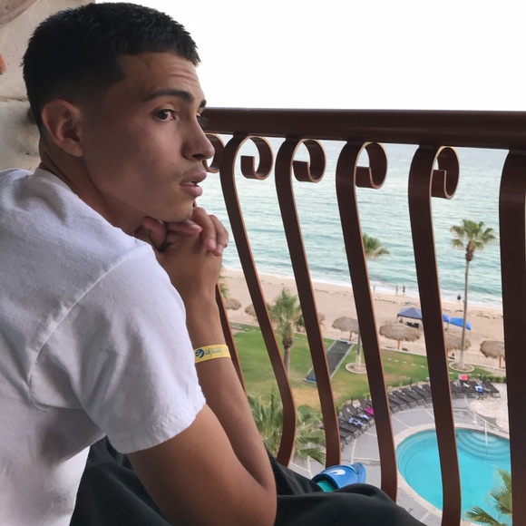 Meet your Posher, Arturo - Picture 1 of 1